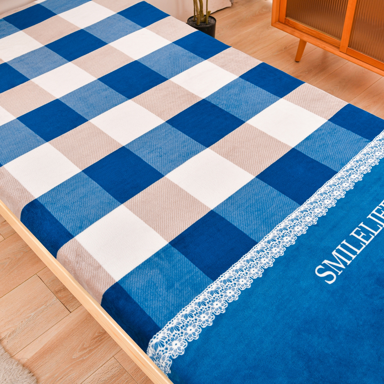 91家纺网 家纺一手货源 找家纺 居尚家纺 2025新款牛奶绒学生三件套床褥套床笠三件套 灰兰格