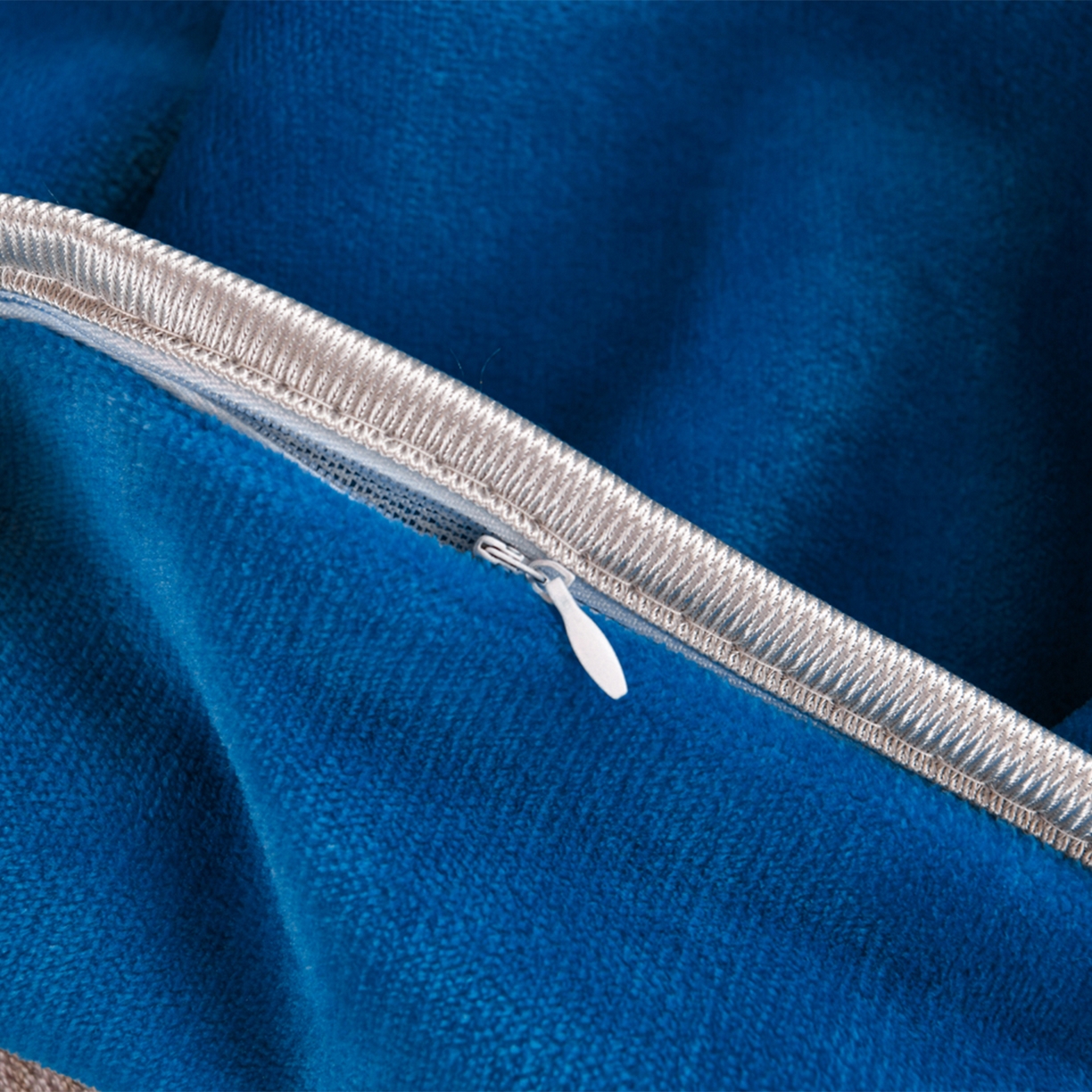 91家纺网 家纺一手货源 找家纺 居尚家纺 2025新款牛奶绒学生三件套床褥套床笠三件套 灰兰格