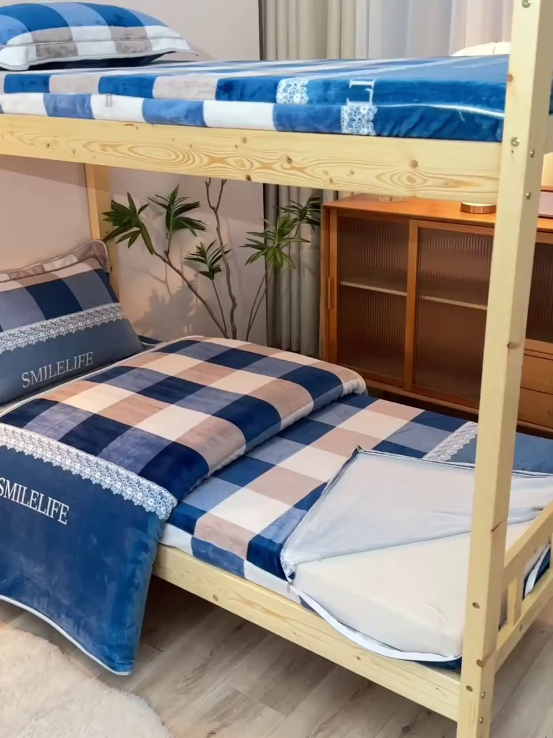 91家纺网 家纺一手货源 找家纺 居尚家纺 2025新款牛奶绒学生三件套床褥套床笠三件套 灰兰格