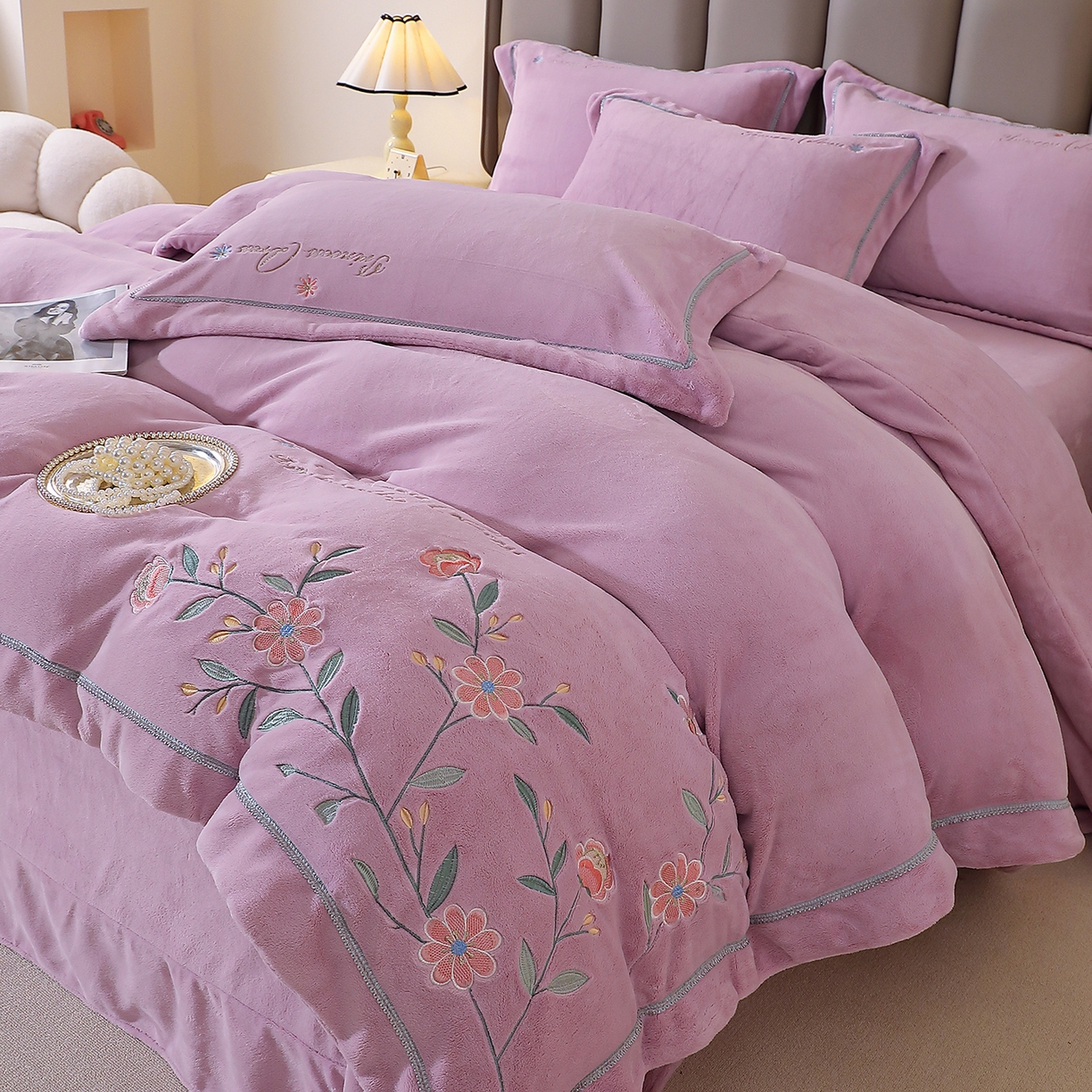 91家纺网 家纺一手货源 找家纺 棠薇家纺 2025新款秋冬太阳绒牛奶绒四件套珊瑚绒床上绒四件套冬季加绒法兰绒 花觅-薰衣紫