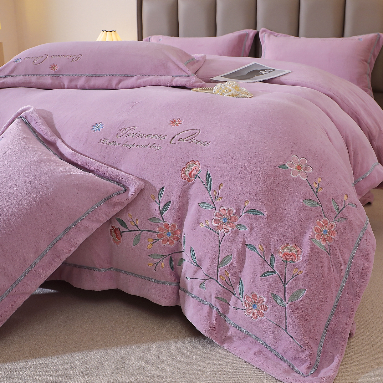 91家纺网 家纺一手货源 找家纺 棠薇家纺 2025新款秋冬太阳绒牛奶绒四件套珊瑚绒床上绒四件套冬季加绒法兰绒 花觅-薰衣紫