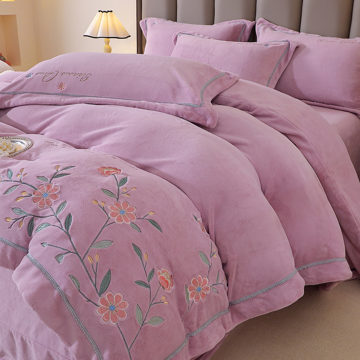 91家纺网 家纺一手货源 找家纺 棠薇家纺 2025新款秋冬太阳绒牛奶绒四件套珊瑚绒床上绒四件套冬季加绒法兰绒 花觅-薰衣紫