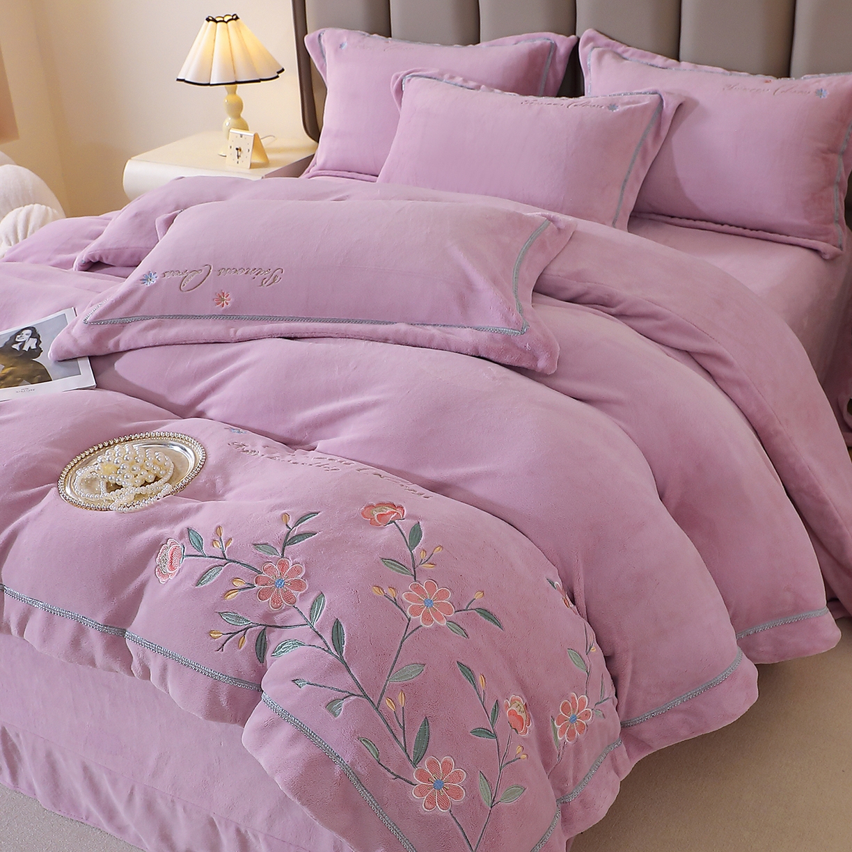 91家纺网 家纺一手货源 找家纺 棠薇家纺 2025新款秋冬太阳绒牛奶绒四件套珊瑚绒床上绒四件套冬季加绒法兰绒 花觅-薰衣紫