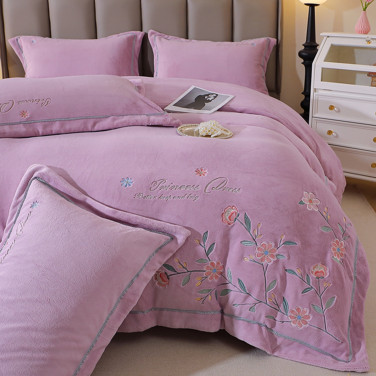 91家纺网 家纺一手货源 找家纺 棠薇家纺 2025新款秋冬太阳绒牛奶绒四件套珊瑚绒床上绒四件套冬季加绒法兰绒 花觅-薰衣紫