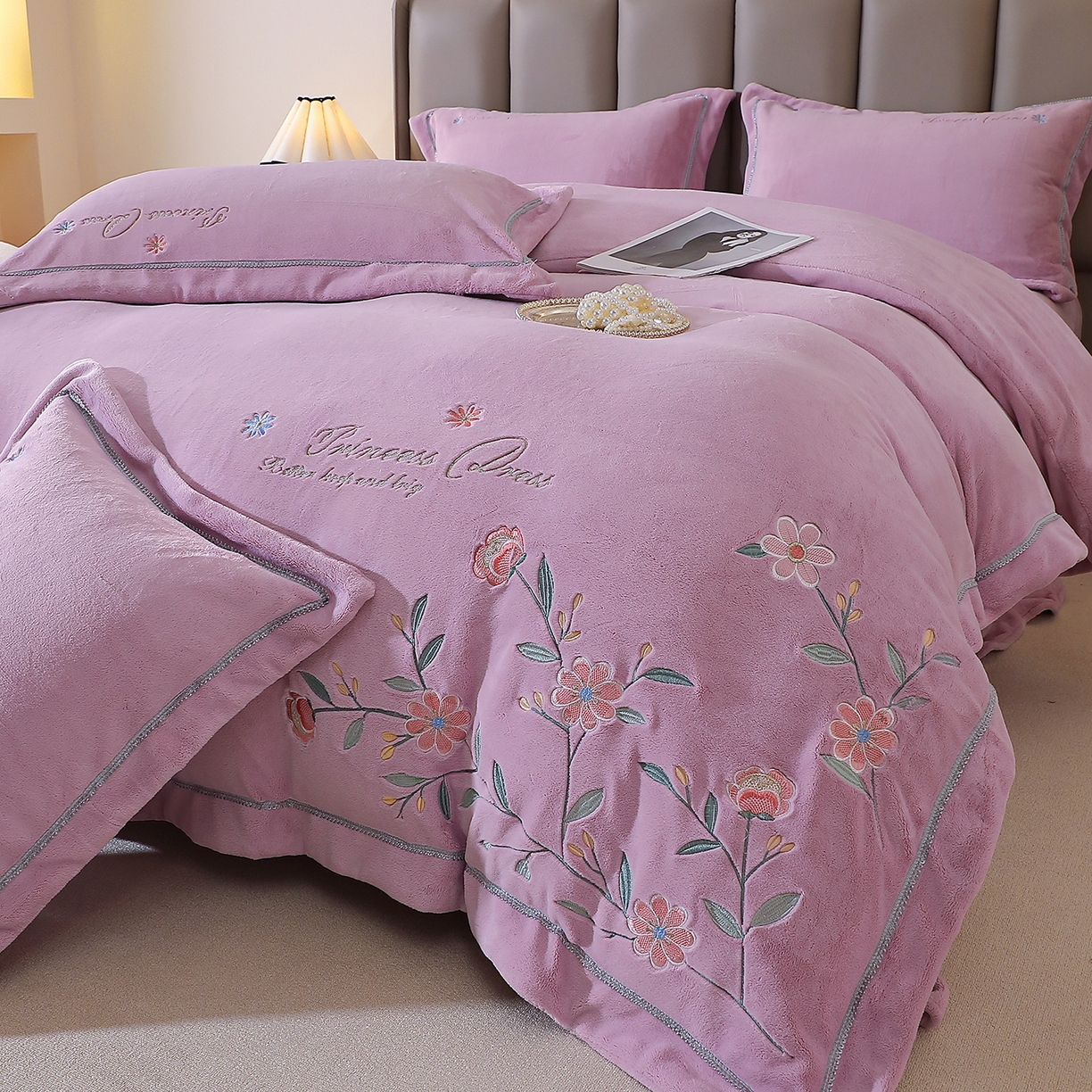 91家纺网 家纺一手货源 找家纺 棠薇家纺 2025新款秋冬太阳绒牛奶绒四件套珊瑚绒床上绒四件套冬季加绒法兰绒 花觅-薰衣紫