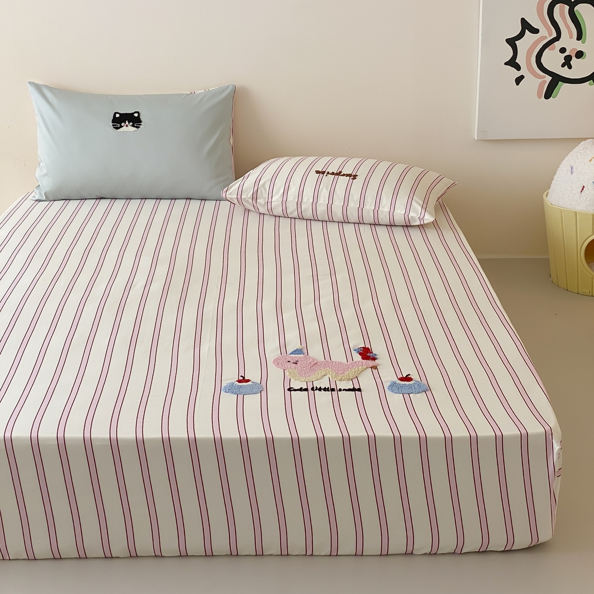 91家纺网 家纺一手货源 找家纺 （总）时光里 2025新款100S卡通风贡缎毛巾绣单床笠