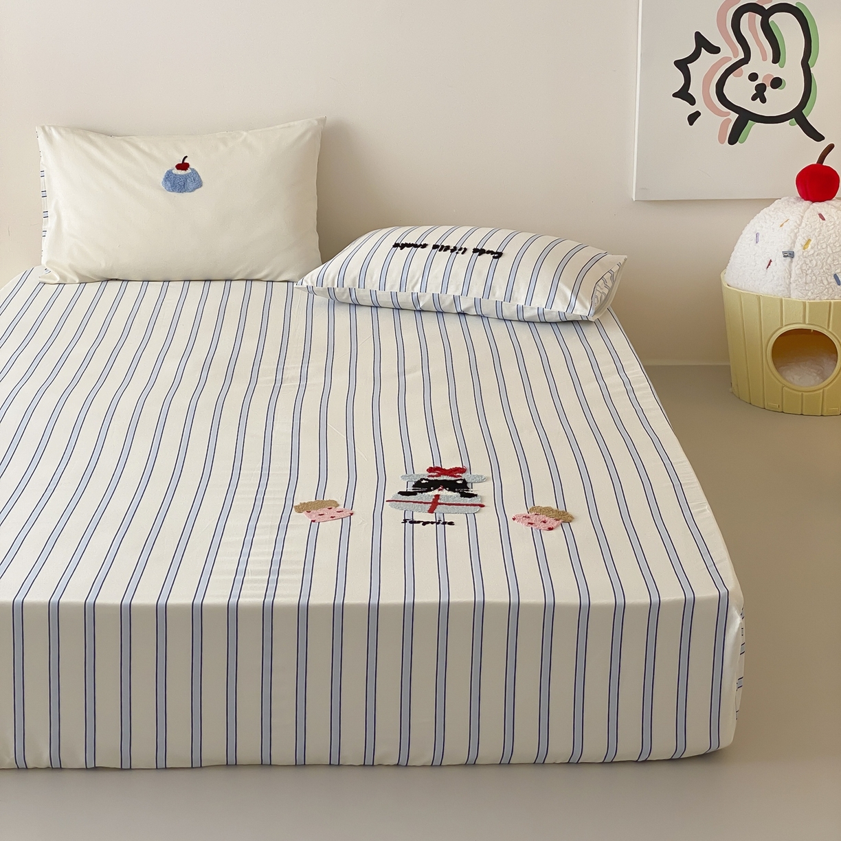 91家纺网 家纺一手货源 找家纺 （总）时光里 2025新款100S卡通风贡缎毛巾绣单床笠