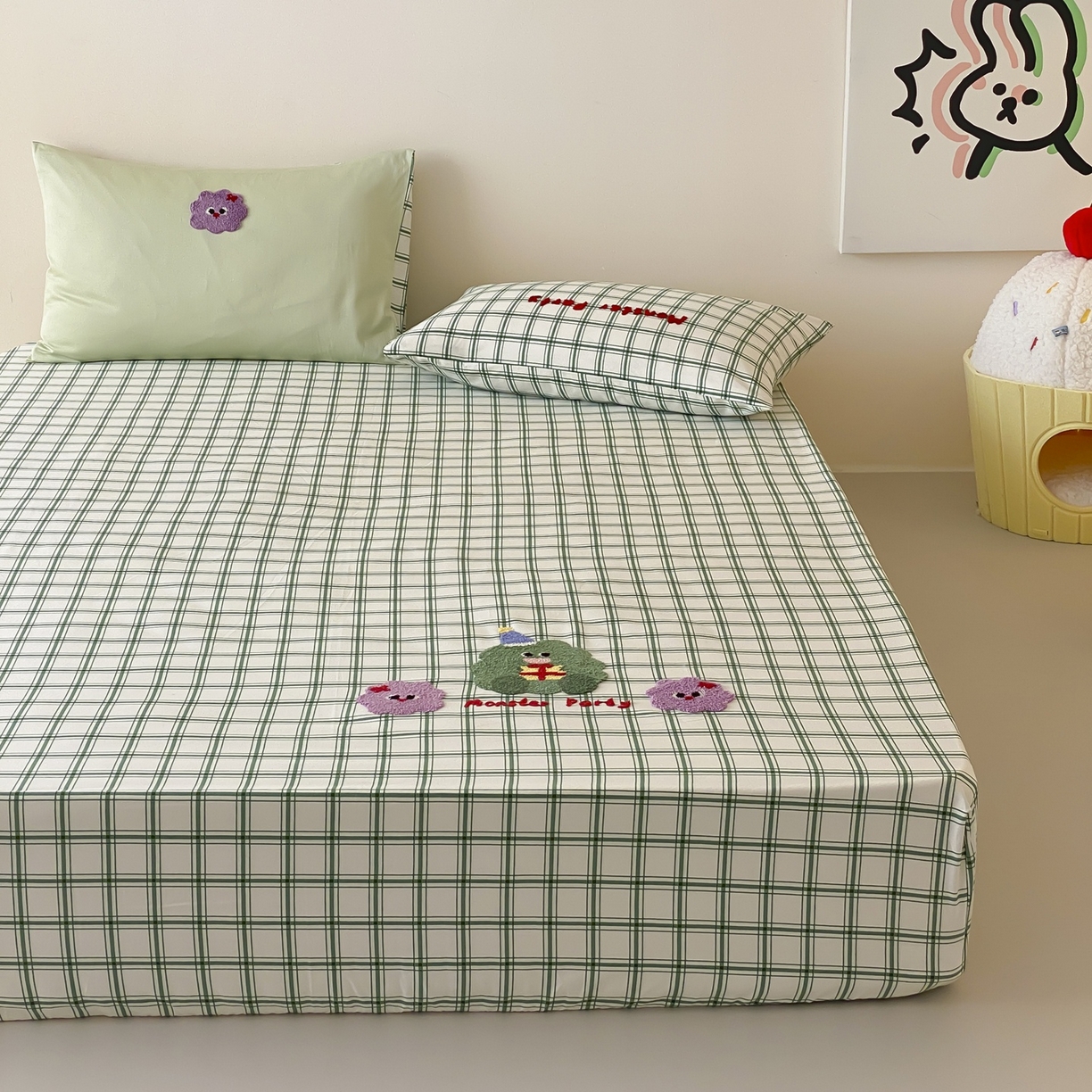 91家纺网 家纺一手货源 找家纺 （总）时光里 2025新款100S卡通风贡缎毛巾绣单床笠