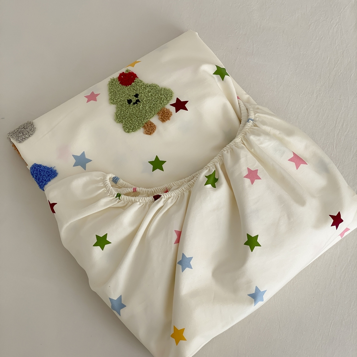 91家纺网 家纺一手货源 找家纺 （总）时光里 2025新款100S卡通风贡缎毛巾绣单床笠