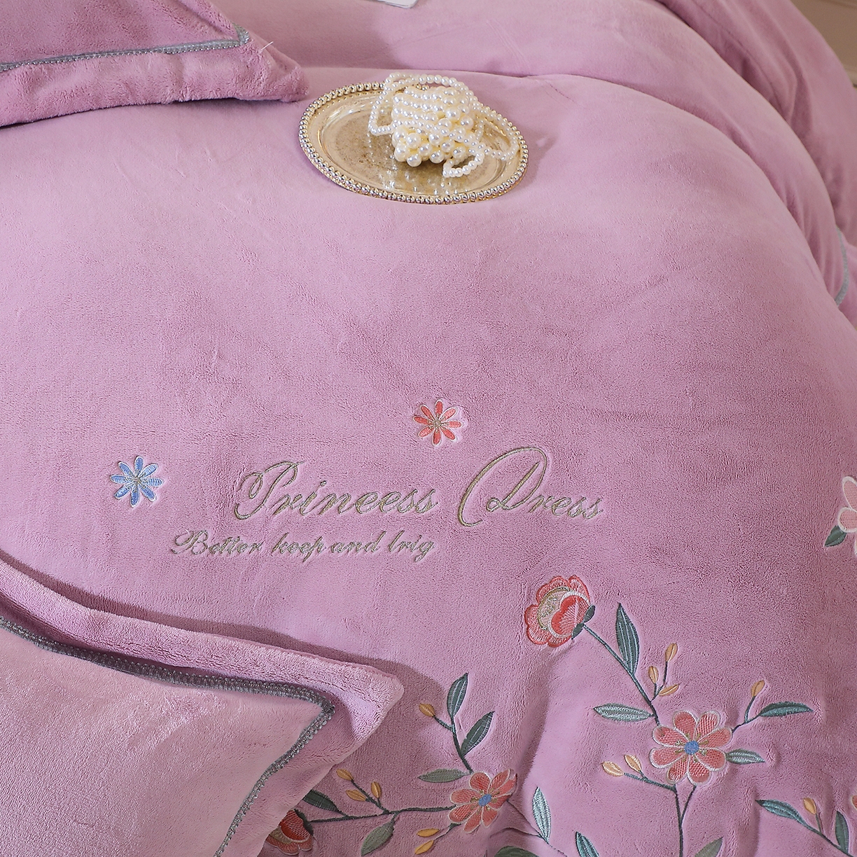 91家纺网 家纺一手货源 找家纺 棠薇家纺 2025新款秋冬太阳绒牛奶绒四件套珊瑚绒床上绒四件套冬季加绒法兰绒 花觅-薰衣紫