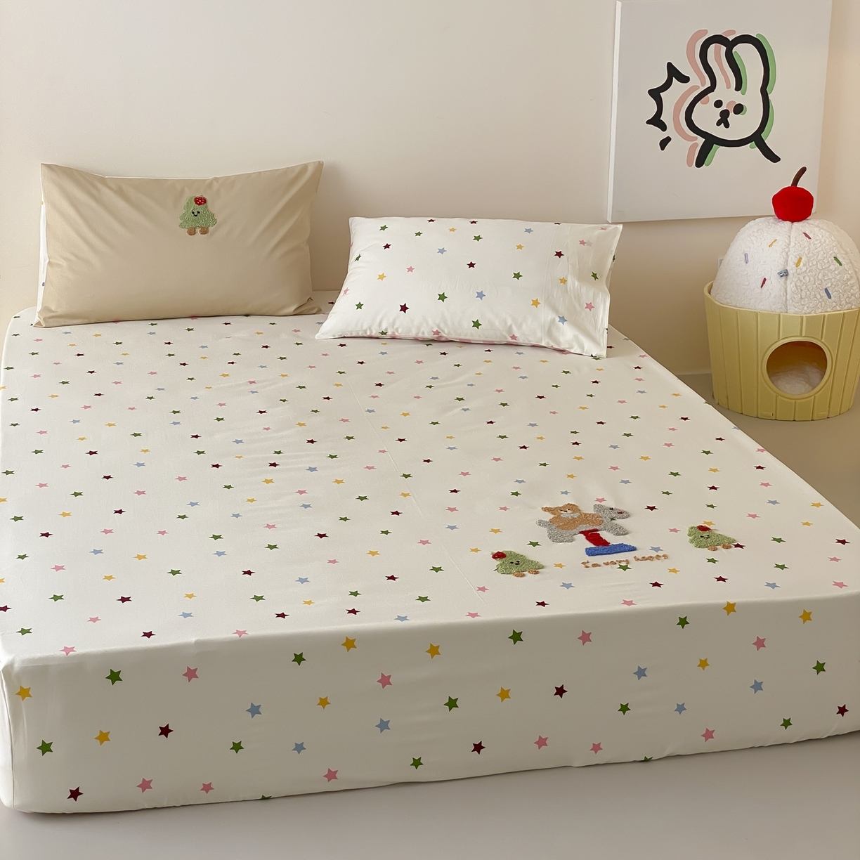 91家纺网 家纺一手货源 找家纺 （总）时光里 2025新款100S卡通风贡缎毛巾绣单床笠