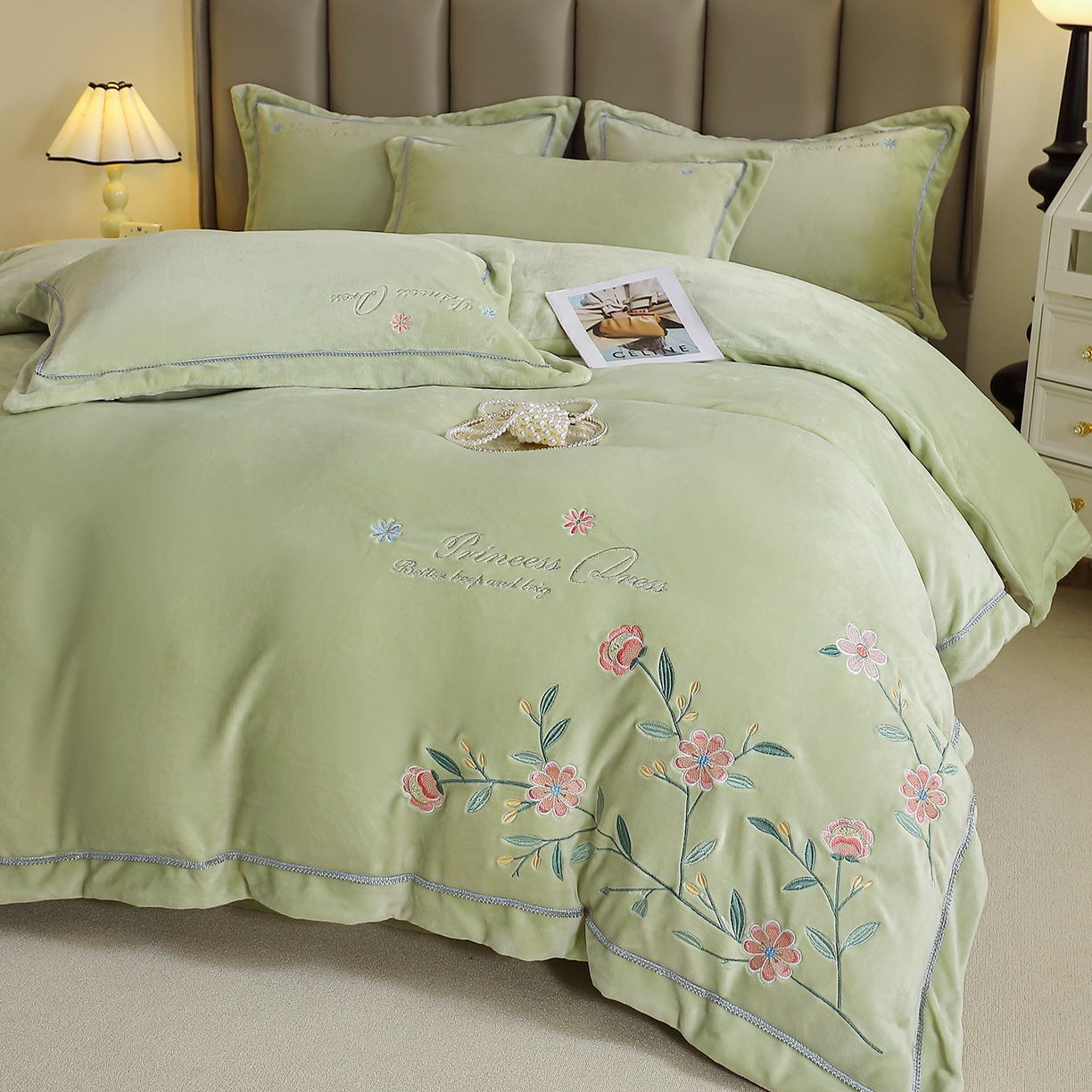 91家纺网 家纺一手货源 找家纺 棠薇家纺 2025新款秋冬太阳绒牛奶绒四件套珊瑚绒床上绒四件套冬季加绒法兰绒 花觅-清新绿