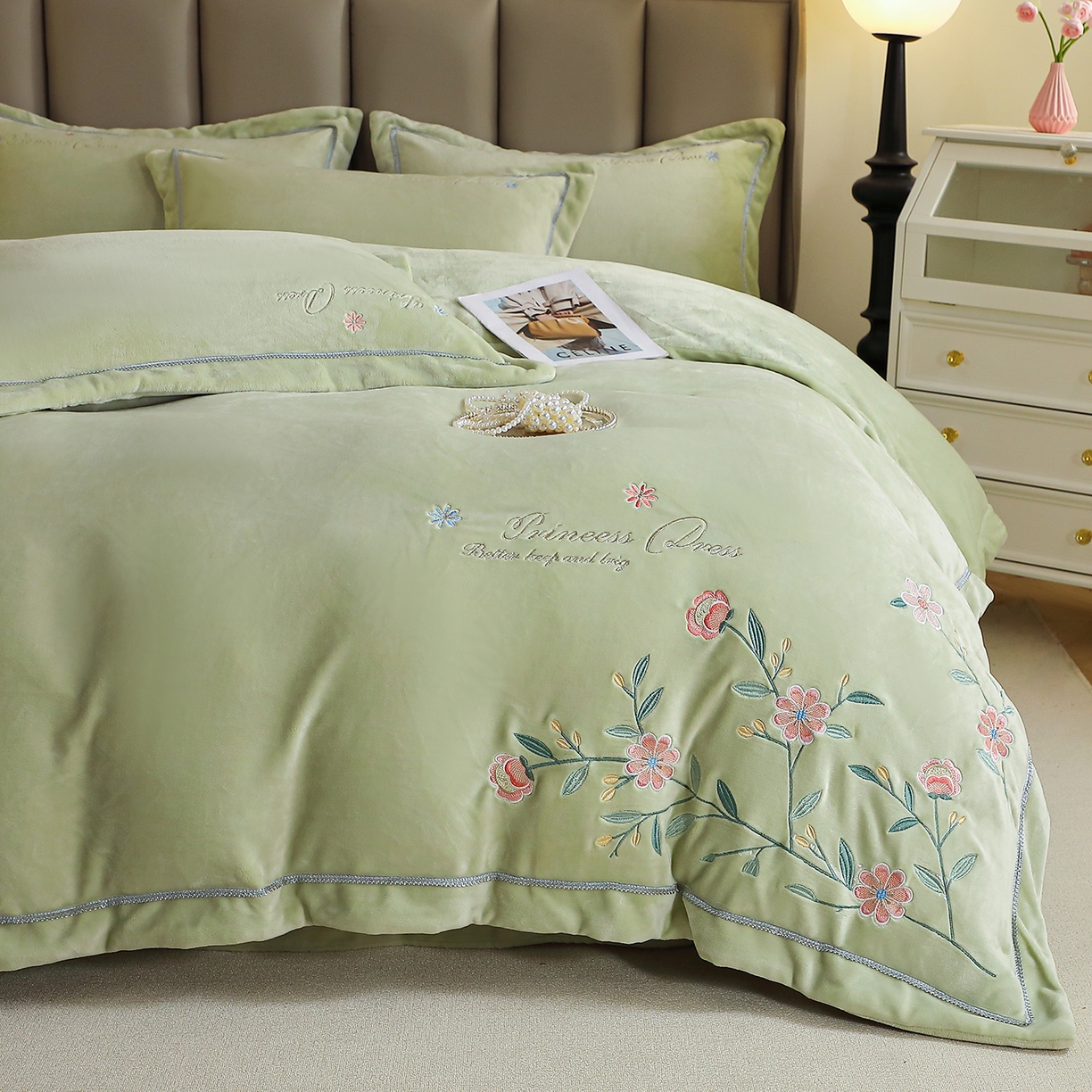 91家纺网 家纺一手货源 找家纺 棠薇家纺 2025新款秋冬太阳绒牛奶绒四件套珊瑚绒床上绒四件套冬季加绒法兰绒 花觅-清新绿