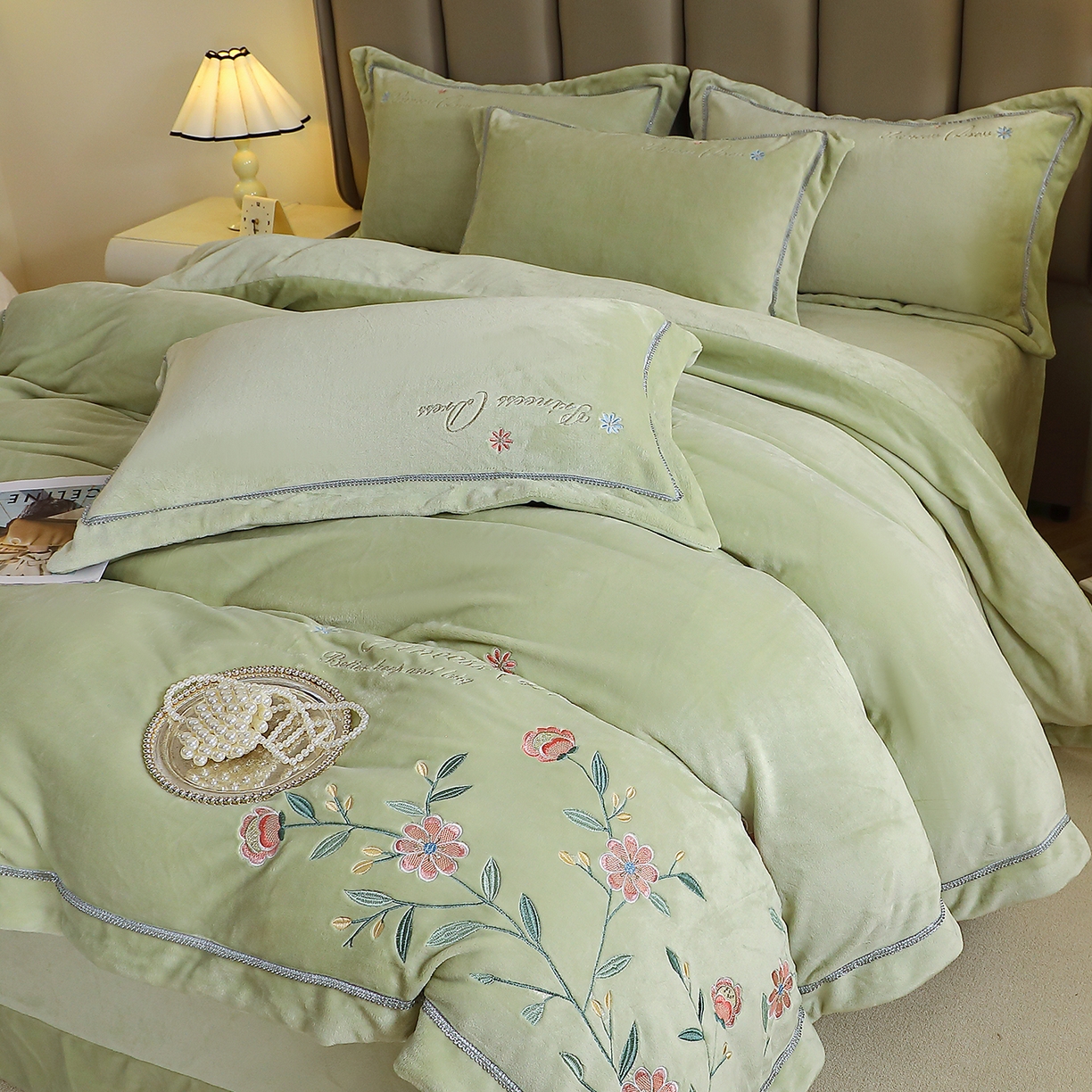 91家纺网 家纺一手货源 找家纺 棠薇家纺 2025新款秋冬太阳绒牛奶绒四件套珊瑚绒床上绒四件套冬季加绒法兰绒 花觅-清新绿