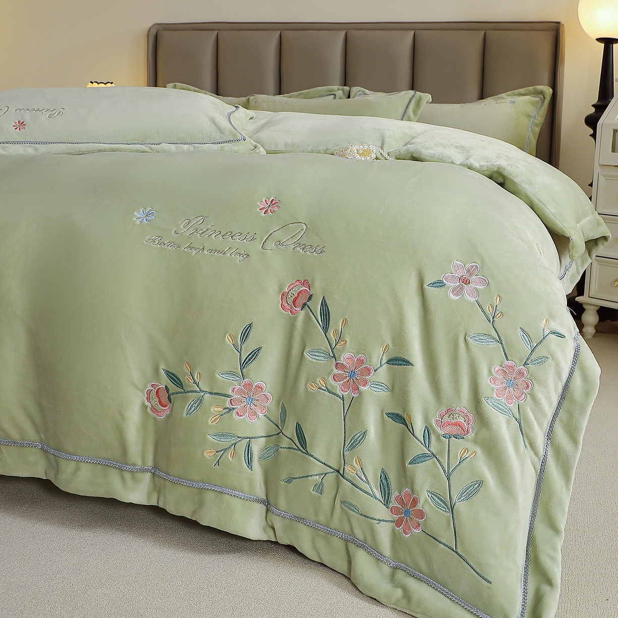 91家纺网 家纺一手货源 找家纺 棠薇家纺 2025新款秋冬太阳绒牛奶绒四件套珊瑚绒床上绒四件套冬季加绒法兰绒 花觅-清新绿