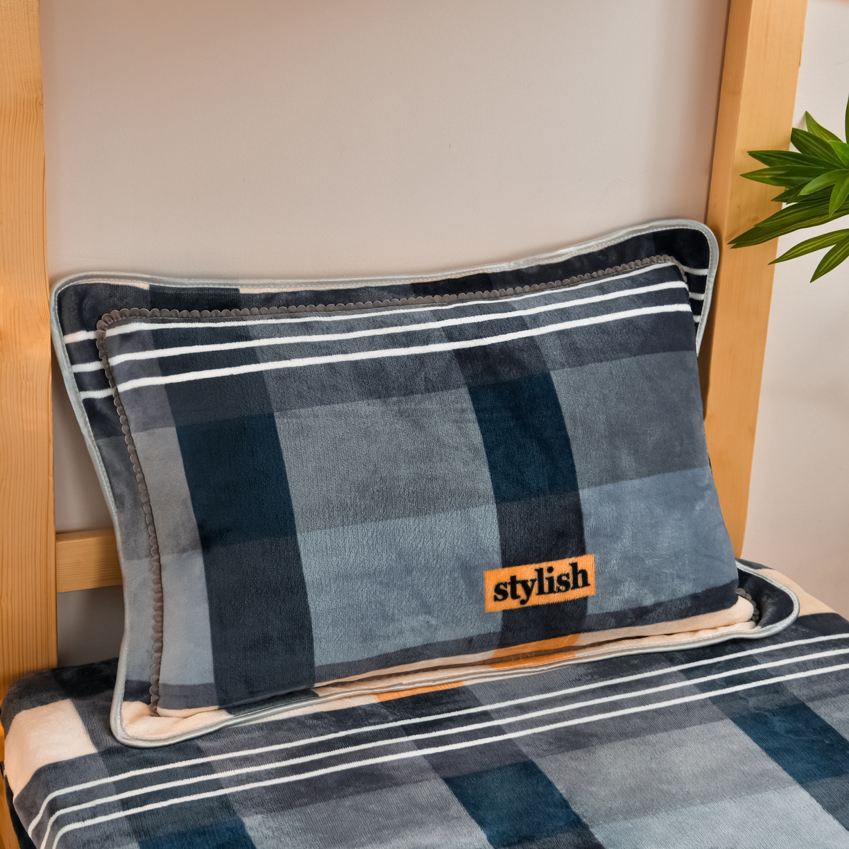 91家纺网 家纺一手货源 找家纺 居尚家纺 2025新款牛奶绒学生三件套床褥套床笠三件套 绅士格