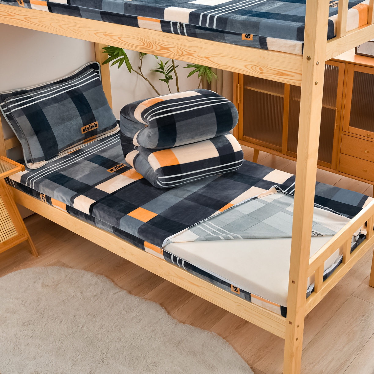 91家纺网 家纺一手货源 找家纺 居尚家纺 2025新款牛奶绒学生三件套床褥套床笠三件套 绅士格