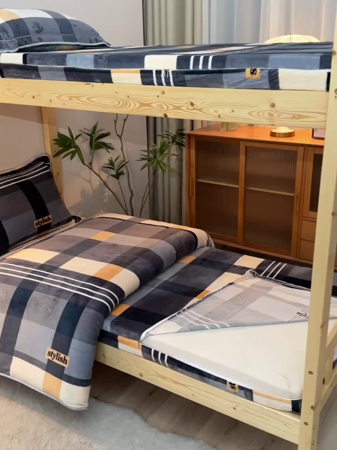 91家纺网 家纺一手货源 找家纺 居尚家纺 2025新款牛奶绒学生三件套床褥套床笠三件套 绅士格