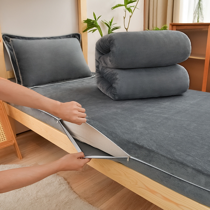 91家纺网 家纺一手货源 找家纺 居尚家纺 2025新款牛奶绒学生三件套床褥套床笠三件套 绅士灰