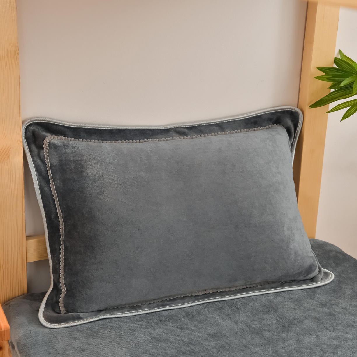 91家纺网 家纺一手货源 找家纺 居尚家纺 2025新款牛奶绒学生三件套床褥套床笠三件套 绅士灰