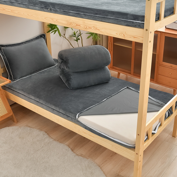 91家纺网 家纺一手货源 找家纺 居尚家纺 2025新款牛奶绒学生三件套床褥套床笠三件套 绅士灰