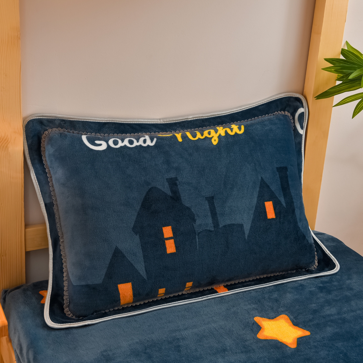 91家纺网 家纺一手货源 找家纺 居尚家纺 2025新款牛奶绒学生三件套床褥套床笠三件套 晚安