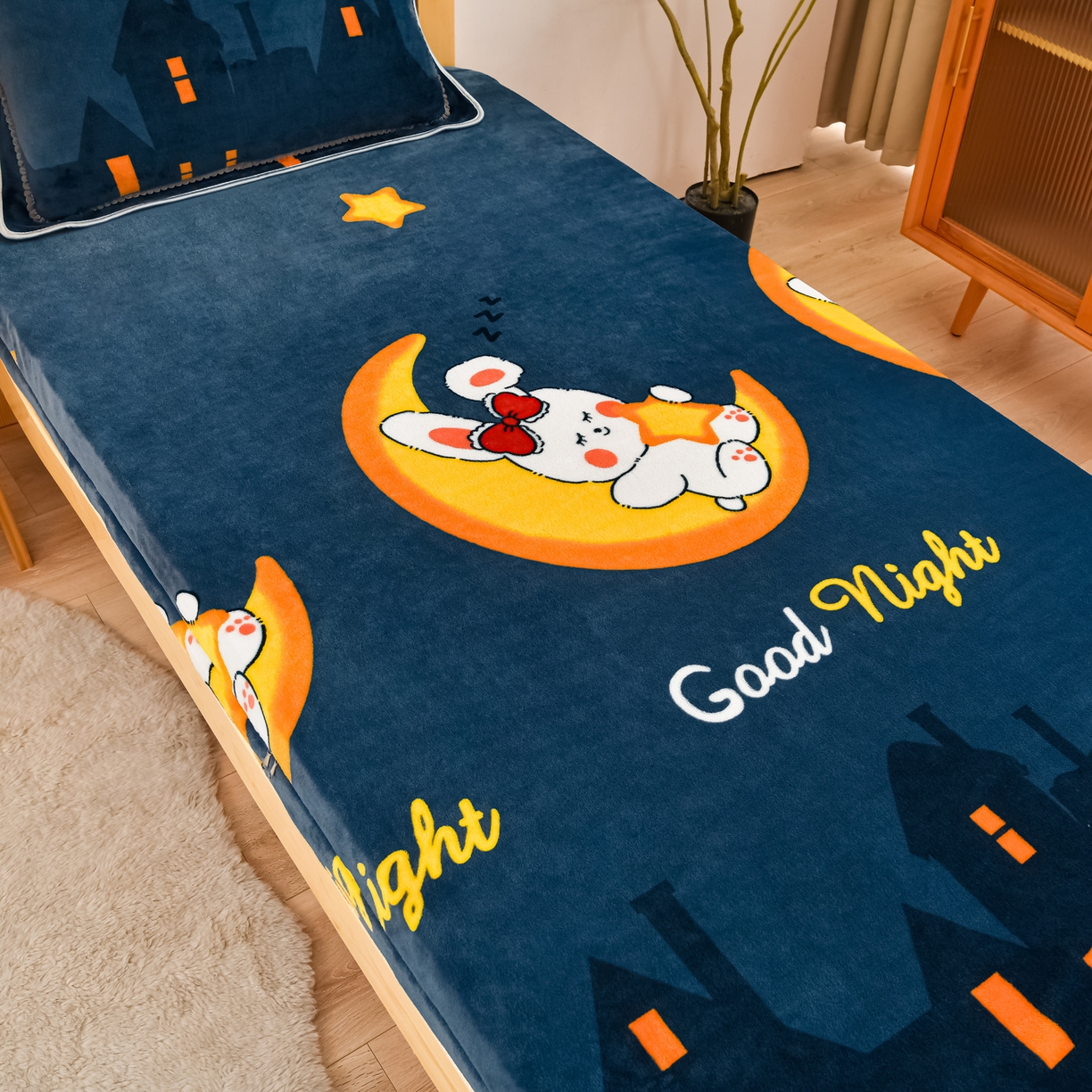 91家纺网 家纺一手货源 找家纺 居尚家纺 2025新款牛奶绒学生三件套床褥套床笠三件套 晚安