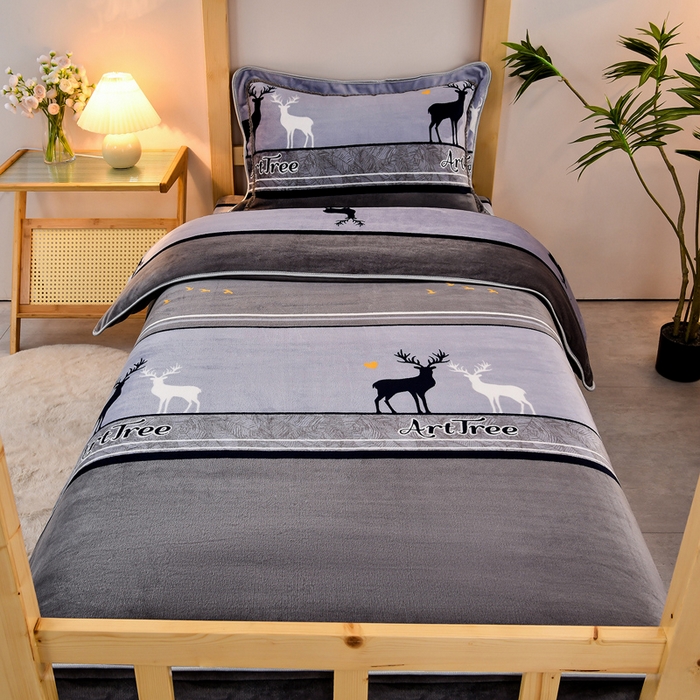 91家纺网 家纺一手货源 找家纺 居尚家纺 2025新款牛奶绒学生三件套床褥套床笠三件套 一鹿有你-灰