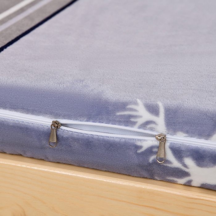 91家纺网 家纺一手货源 找家纺 居尚家纺 2025新款牛奶绒学生三件套床褥套床笠三件套 一鹿有你-灰