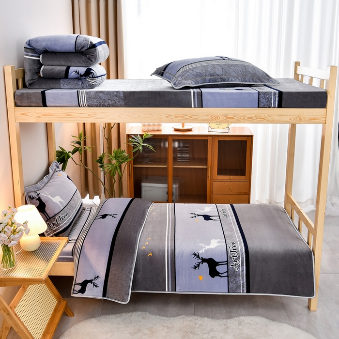 91家纺网 家纺一手货源 找家纺 居尚家纺 2025新款牛奶绒学生三件套床褥套床笠三件套 一鹿有你-灰