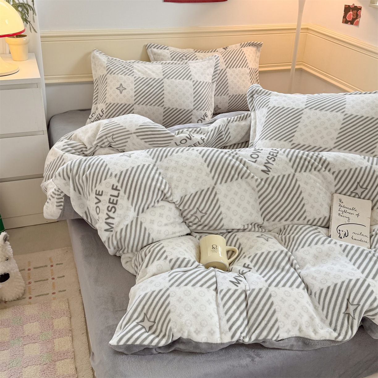 91家纺网 家纺一手货源 找家纺 艾特你 2025新款小清新高克重加厚牛奶绒印花四件套--风格二小窝图 竹笙