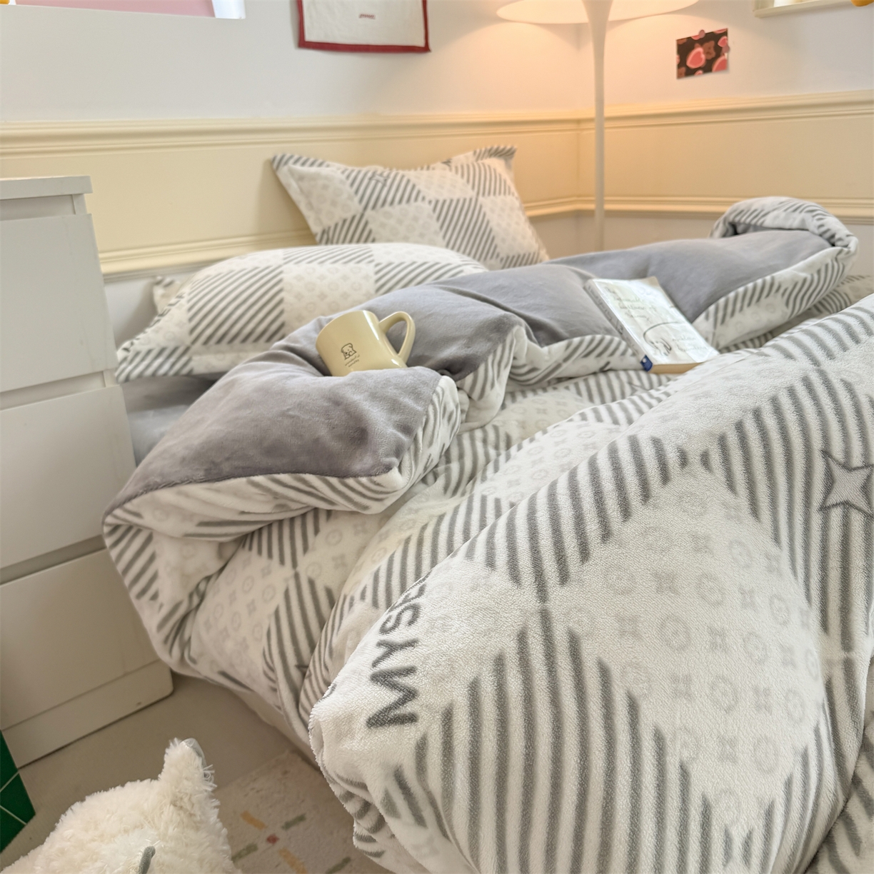 91家纺网 家纺一手货源 找家纺 艾特你 2025新款小清新高克重加厚牛奶绒印花四件套--风格二小窝图 竹笙