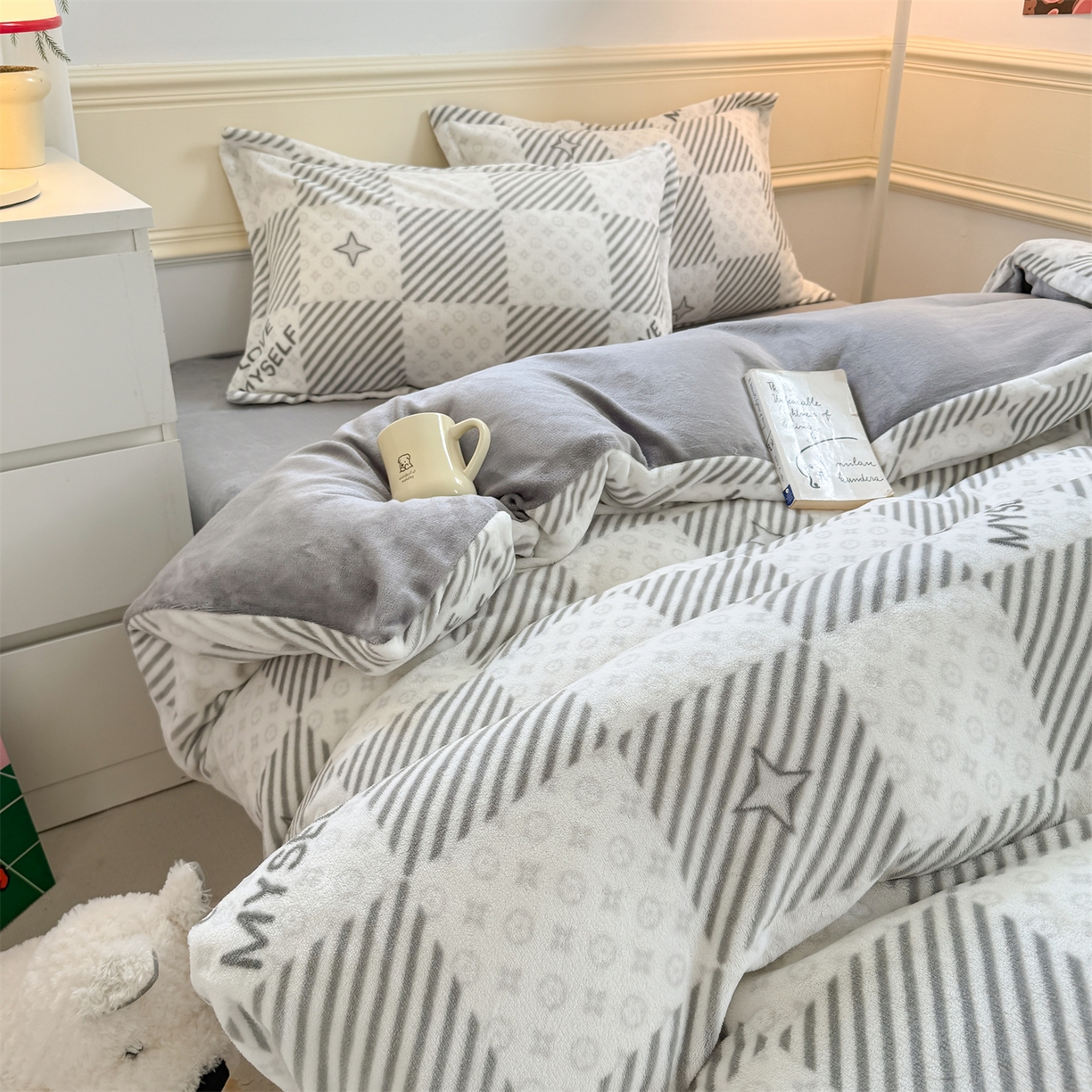 91家纺网 家纺一手货源 找家纺 艾特你 2025新款小清新高克重加厚牛奶绒印花四件套--风格二小窝图 竹笙