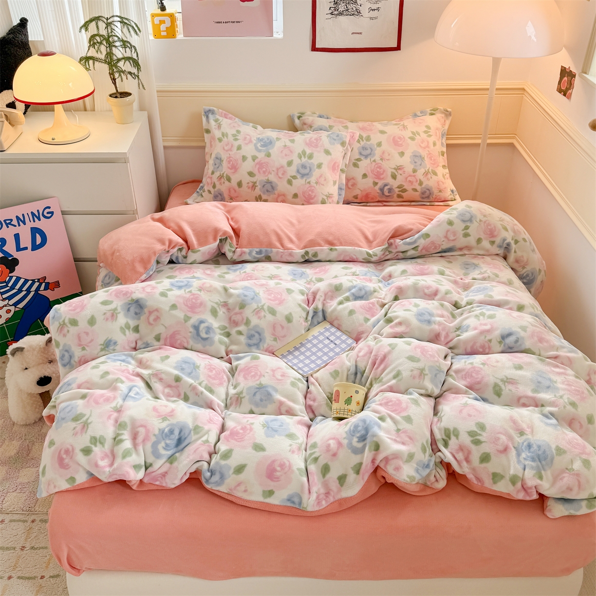 91家纺网 家纺一手货源 找家纺 艾特你 2025新款小清新高克重加厚牛奶绒印花四件套--风格二小窝图 白月光