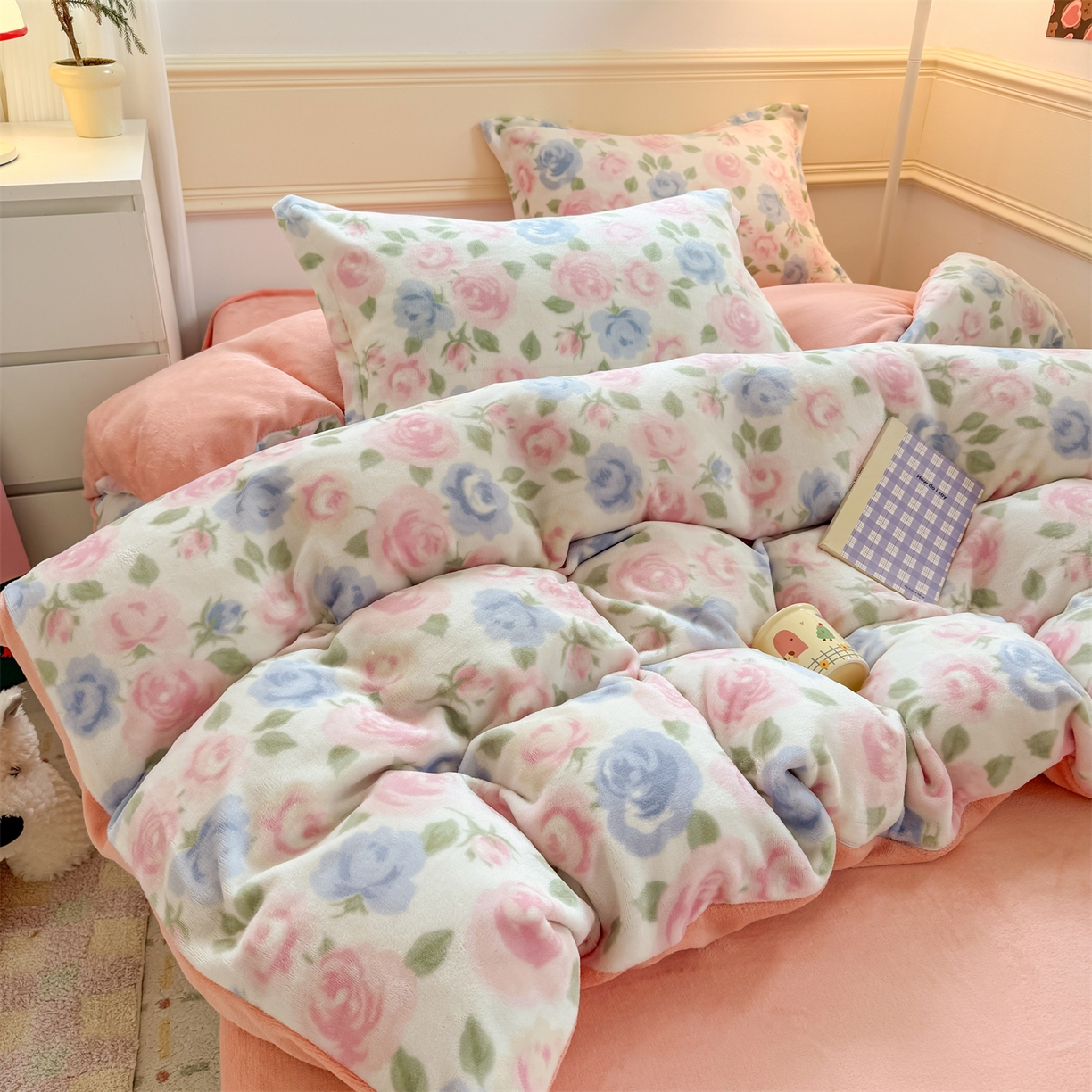 91家纺网 家纺一手货源 找家纺 艾特你 2025新款小清新高克重加厚牛奶绒印花四件套--风格二小窝图 白月光