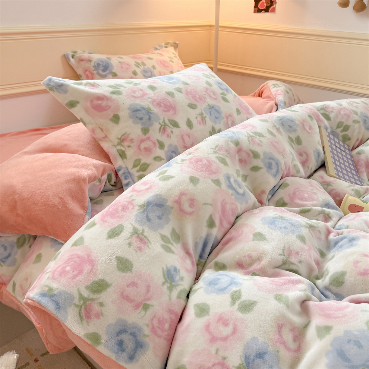 91家纺网 家纺一手货源 找家纺 艾特你 2025新款小清新高克重加厚牛奶绒印花四件套--风格二小窝图 白月光