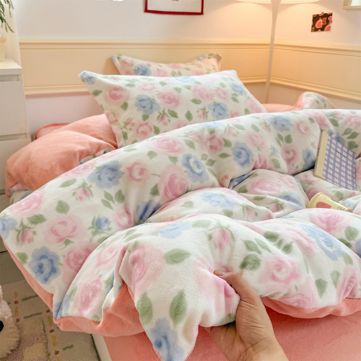 91家纺网 家纺一手货源 找家纺 艾特你 2025新款小清新高克重加厚牛奶绒印花四件套--风格二小窝图 白月光