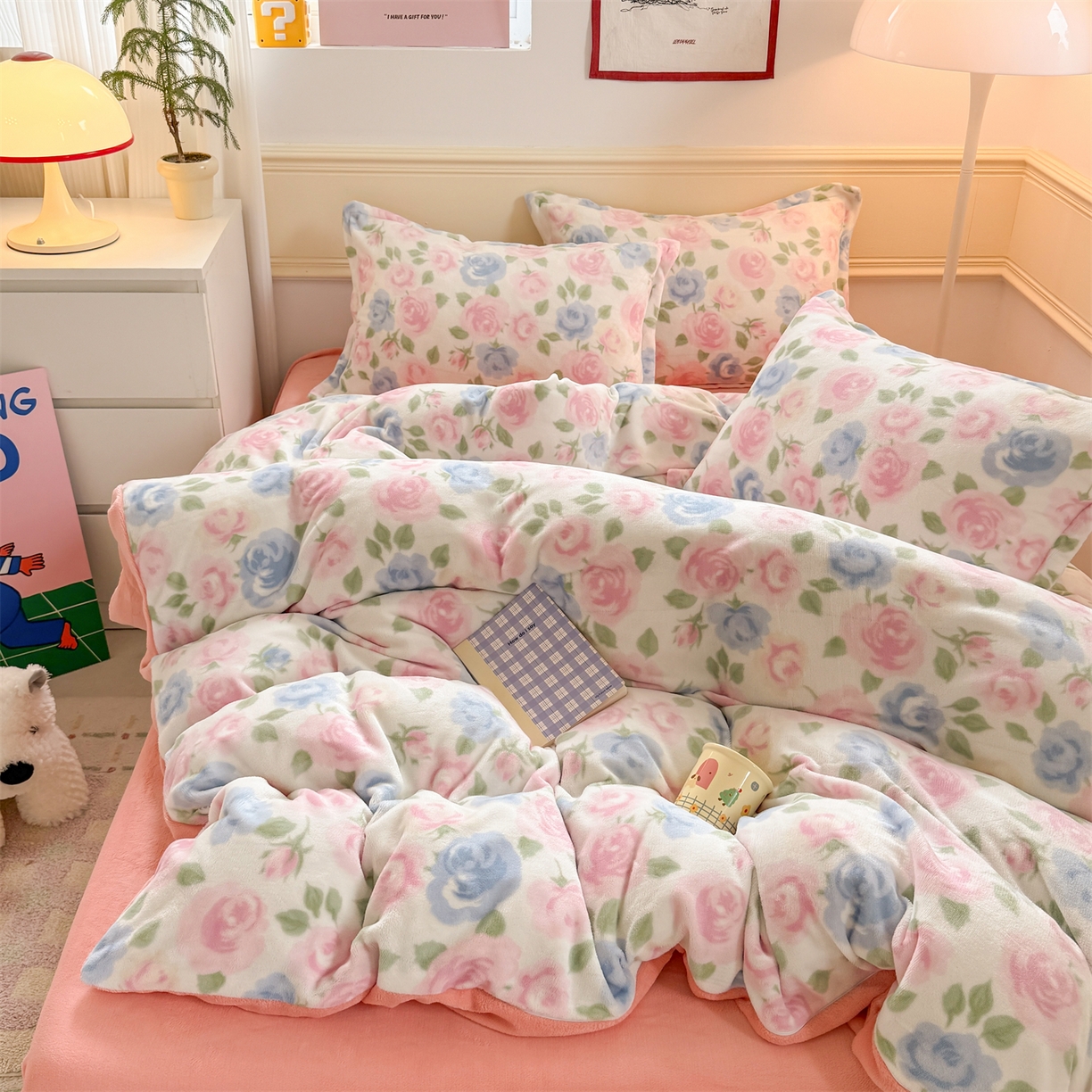 91家纺网 家纺一手货源 找家纺 艾特你 2025新款小清新高克重加厚牛奶绒印花四件套--风格二小窝图 白月光