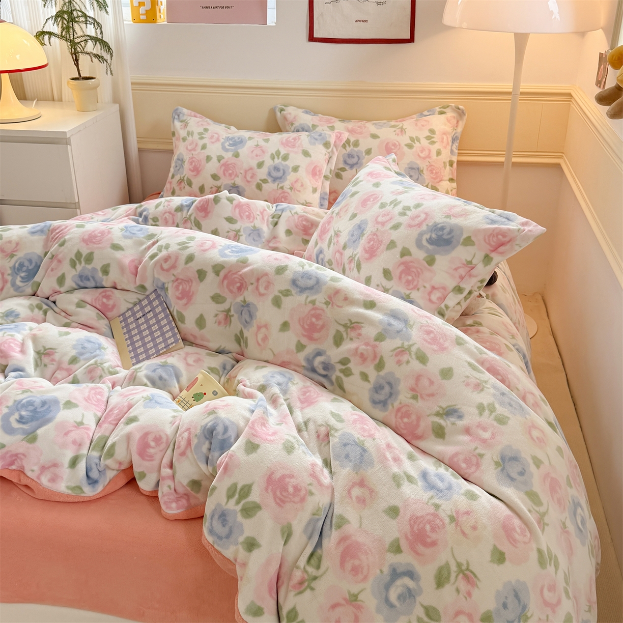 91家纺网 家纺一手货源 找家纺 艾特你 2025新款小清新高克重加厚牛奶绒印花四件套--风格二小窝图 白月光