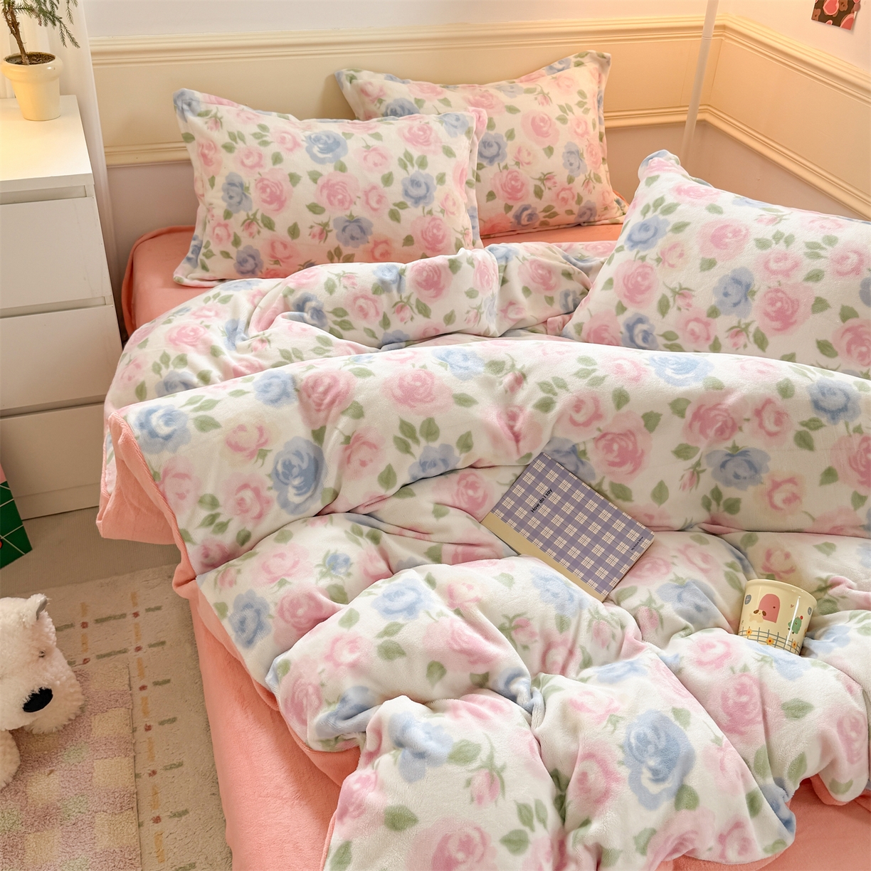 91家纺网 家纺一手货源 找家纺 艾特你 2025新款小清新高克重加厚牛奶绒印花四件套--风格二小窝图 白月光