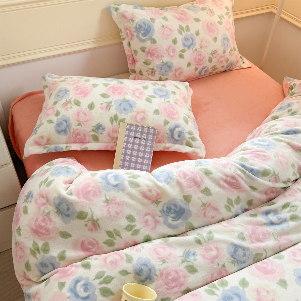 91家纺网 家纺一手货源 找家纺 艾特你 2025新款小清新高克重加厚牛奶绒印花四件套--风格二小窝图 白月光