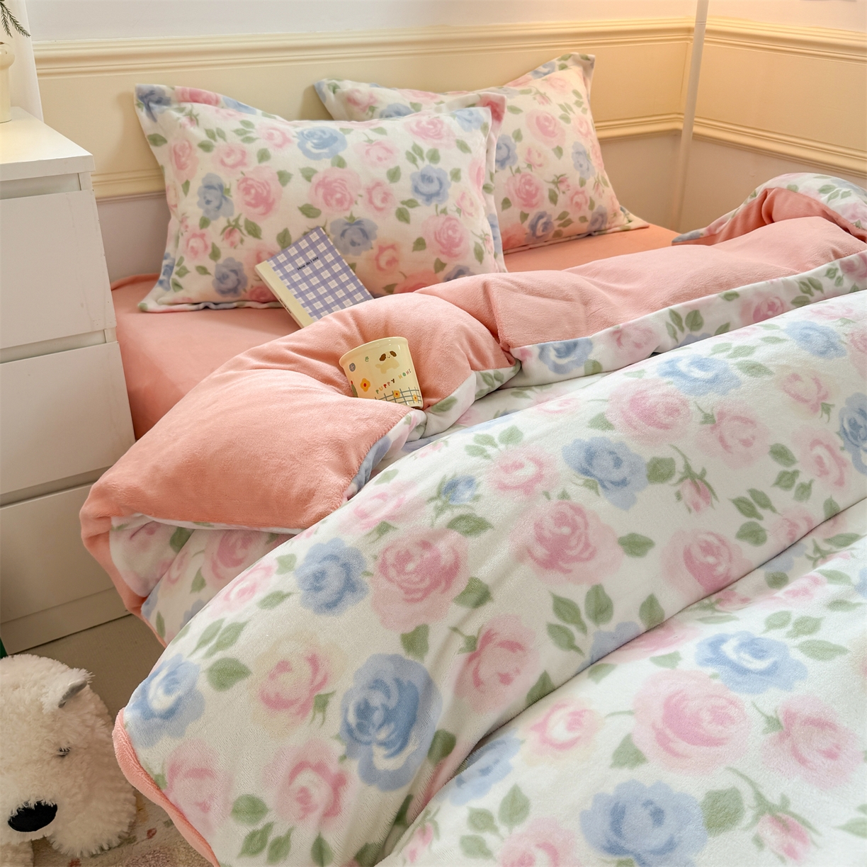 91家纺网 家纺一手货源 找家纺 艾特你 2025新款小清新高克重加厚牛奶绒印花四件套--风格二小窝图 白月光