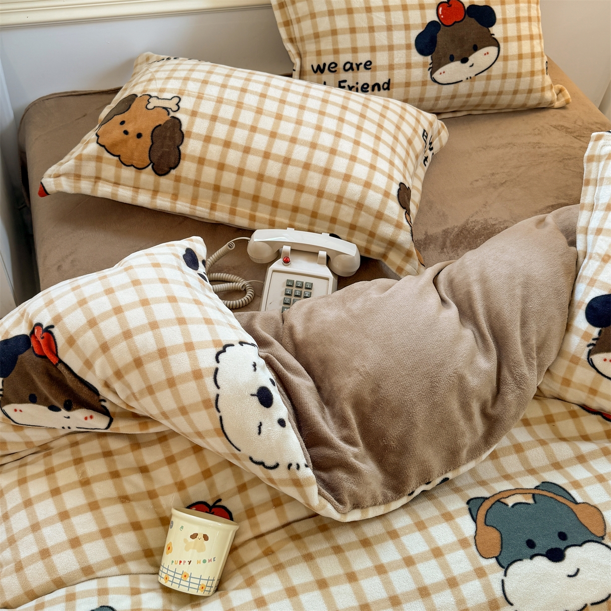 91家纺网 家纺一手货源 找家纺 艾特你 2025新款小清新高克重加厚牛奶绒印花四件套--风格二小窝图 班尼家族