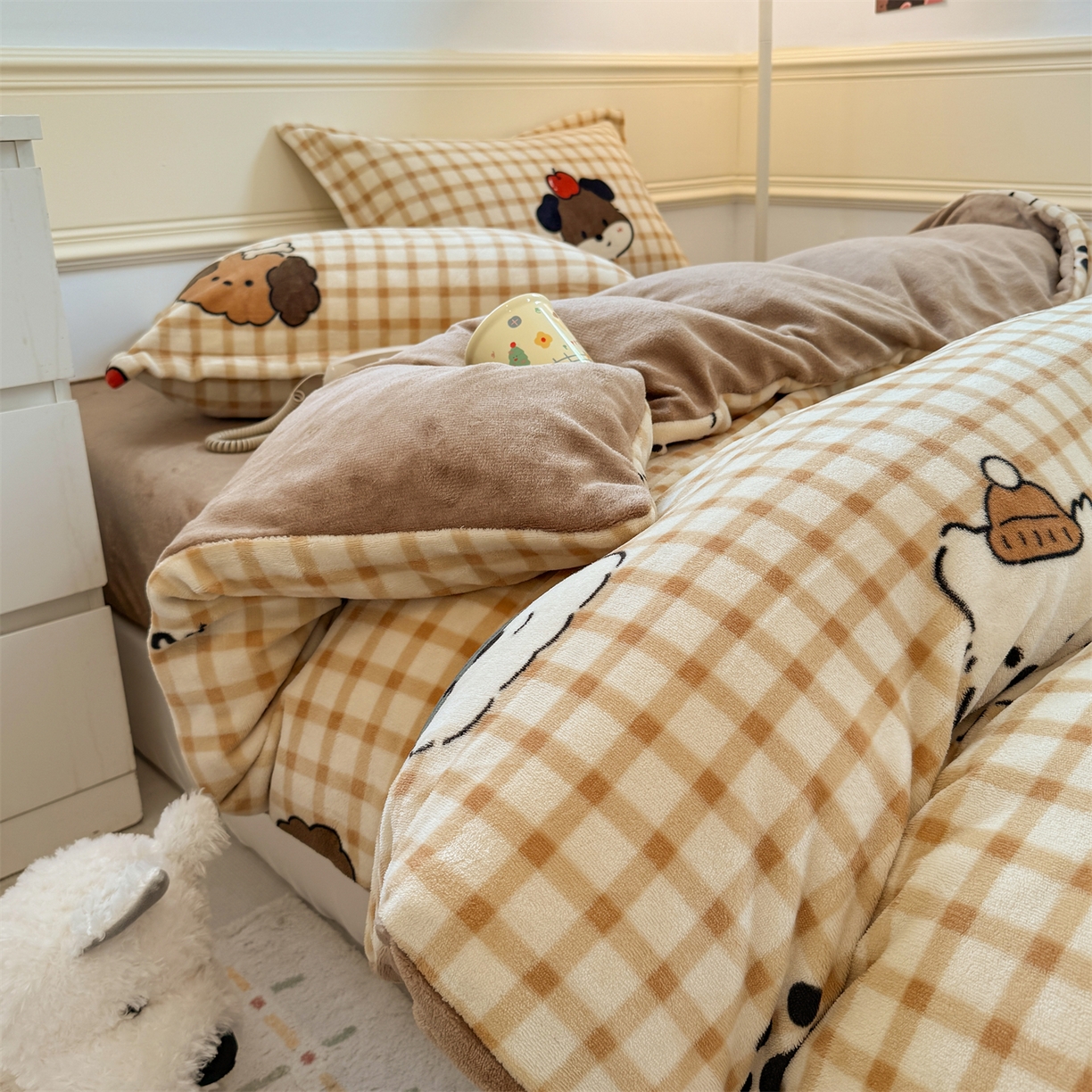 91家纺网 家纺一手货源 找家纺 艾特你 2025新款小清新高克重加厚牛奶绒印花四件套--风格二小窝图 班尼家族