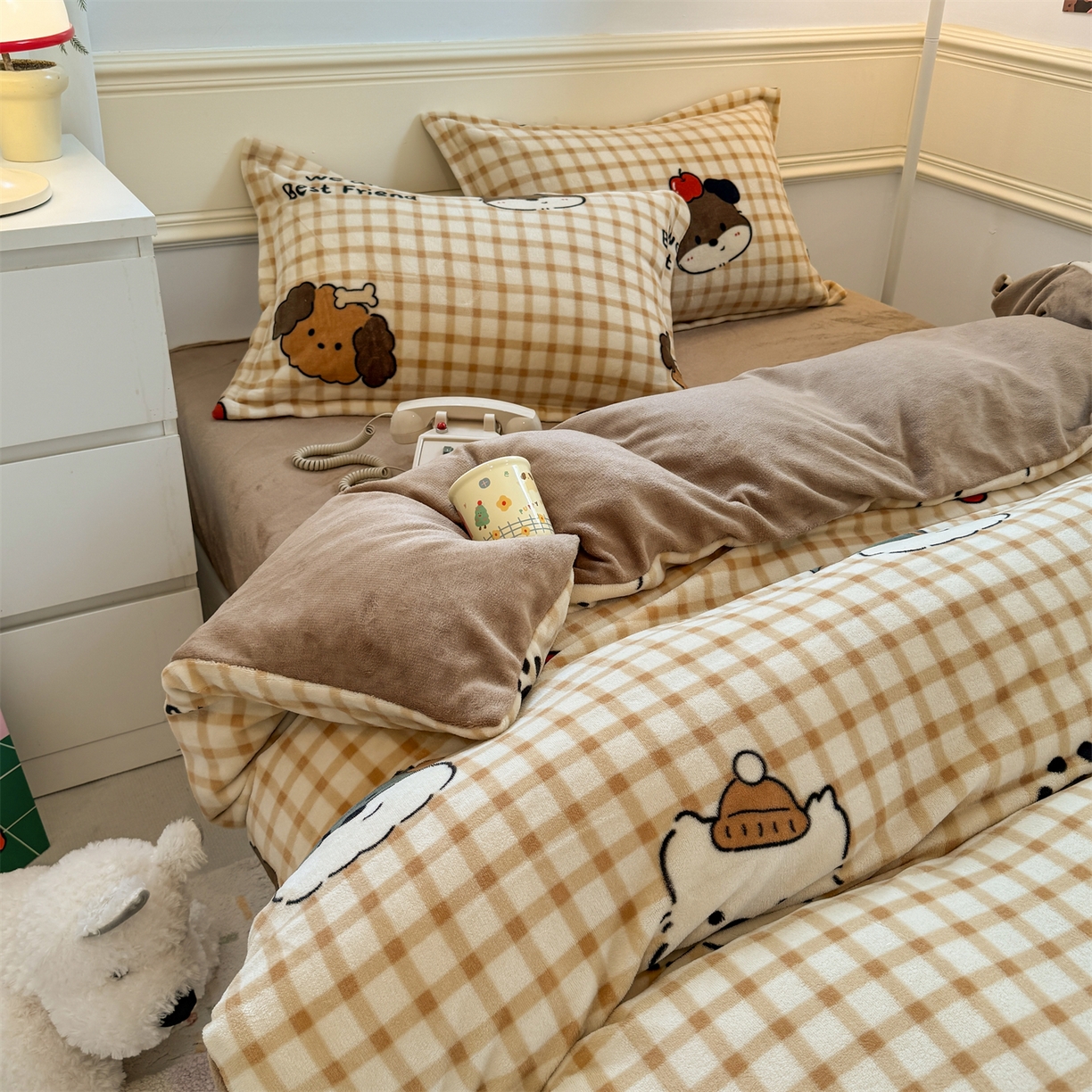 91家纺网 家纺一手货源 找家纺 艾特你 2025新款小清新高克重加厚牛奶绒印花四件套--风格二小窝图 班尼家族