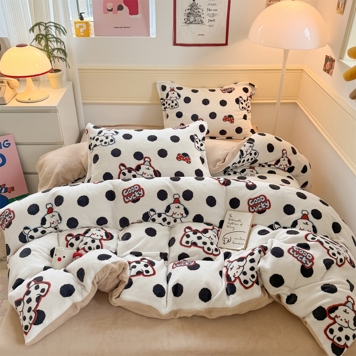 91家纺网 家纺一手货源 找家纺 艾特你 2025新款小清新高克重加厚牛奶绒印花四件套--风格二小窝图 波点小狗