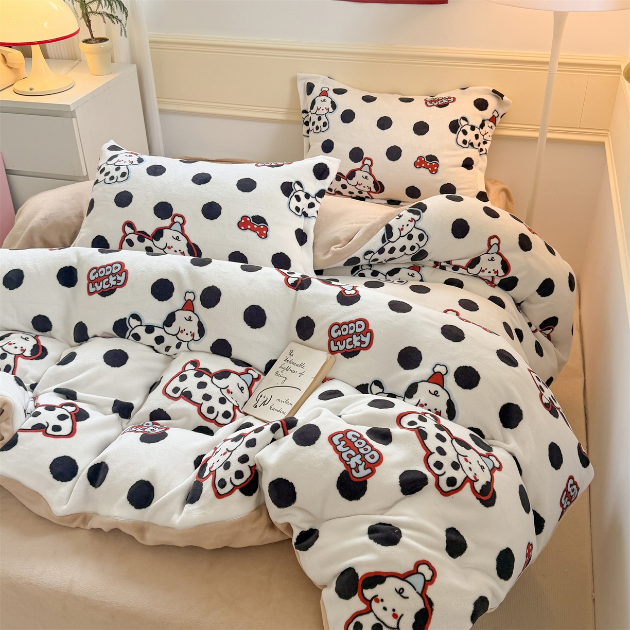 91家纺网 家纺一手货源 找家纺 艾特你 2025新款小清新高克重加厚牛奶绒印花四件套--风格二小窝图 波点小狗