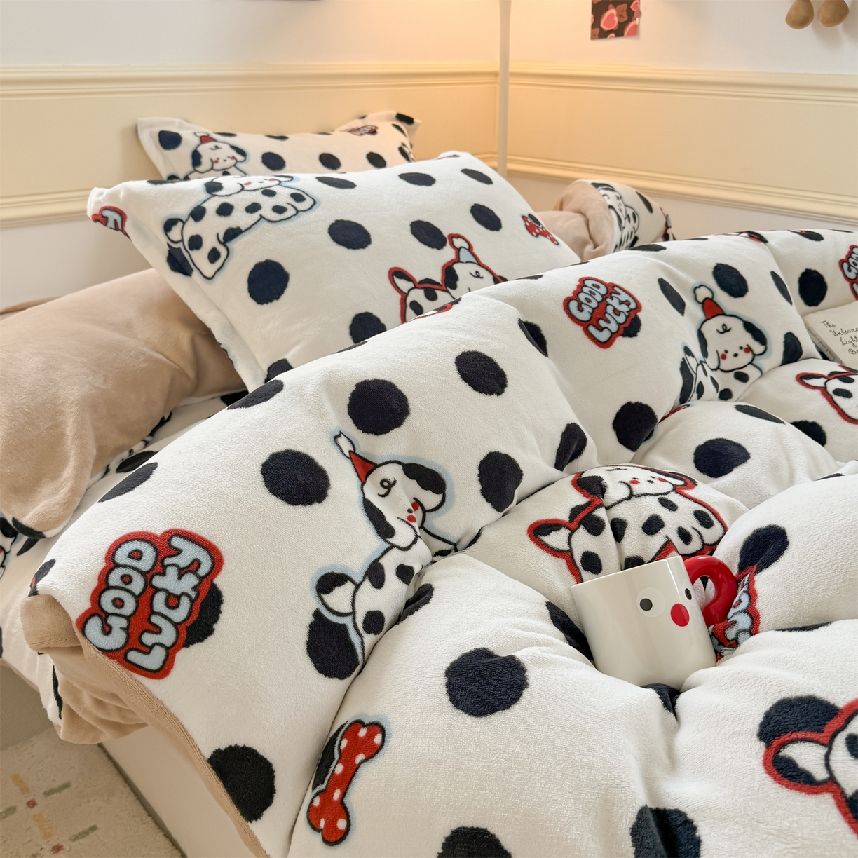 91家纺网 家纺一手货源 找家纺 艾特你 2025新款小清新高克重加厚牛奶绒印花四件套--风格二小窝图 波点小狗