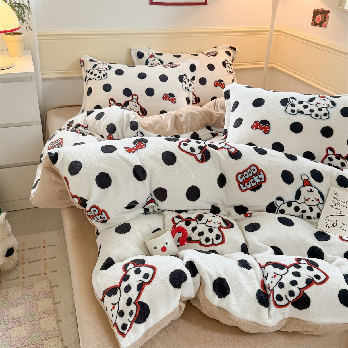 91家纺网 家纺一手货源 找家纺 艾特你 2025新款小清新高克重加厚牛奶绒印花四件套--风格二小窝图 波点小狗