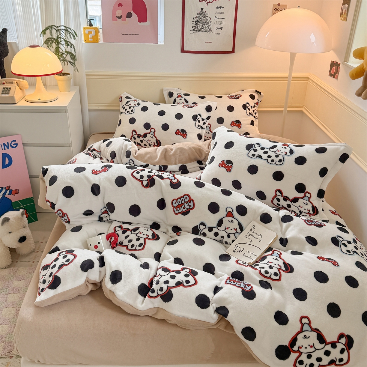 91家纺网 家纺一手货源 找家纺 艾特你 2025新款小清新高克重加厚牛奶绒印花四件套--风格二小窝图 波点小狗